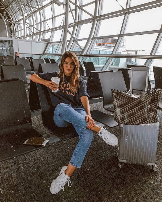 19 Cute & Comfy Airport Outfits for Stress-Free Travel