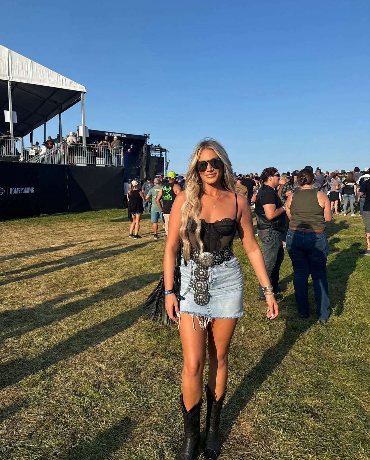 15 Cute & Stylish Country Concert Outfits – For a Stunning Western Look!
